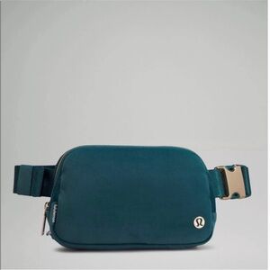 Lululemon - Everywhere Belt Bag, 1L Velour Green Jasper & Gold